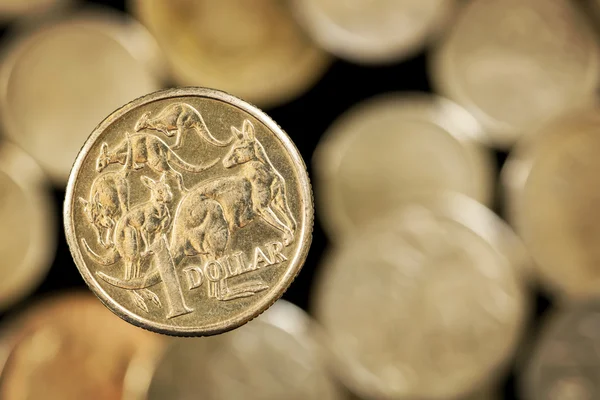 Australiano un dollaro moneta su sfondo dorato sfocato — Foto Stock