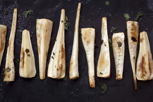 Siyah genel gider görünümünde kavrulmuş Parsnips — Stok fotoğraf