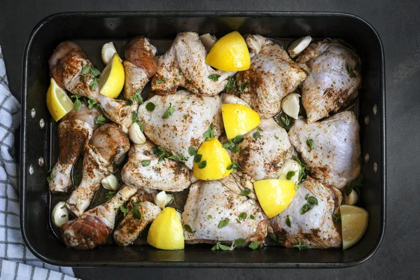 Préparation du poulet rôti à l'ail au citron et au thym — Photo