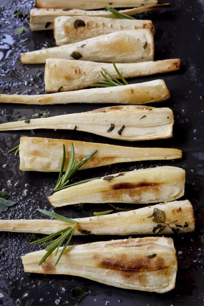 Parsnips prăjiți pe Black Overhead View — Fotografie, imagine de stoc