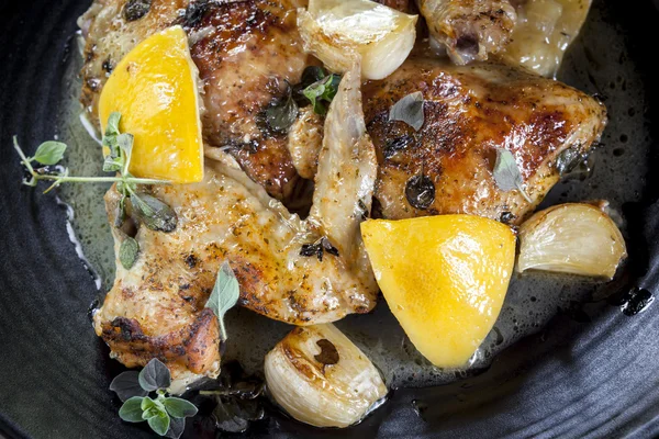 Жареный цыпленок с чесноком и тимьяном — стоковое фото