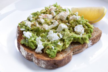 Beyaz peynir limon ve baharat ile avokado tost