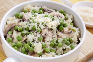 Risotto bezelye ile mantar ve Parmesan