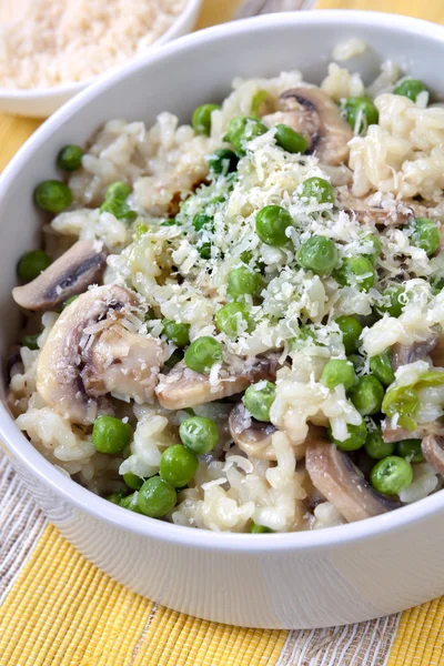 Risoto de cogumelos com ervilhas e parmesão — Fotografia de Stock