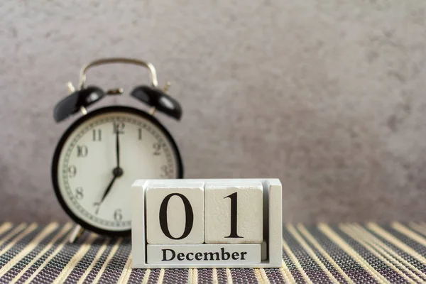 Δεκεμβρίου Ένα Ξύλινο Ημερολόγιο Δίπλα Ένα Ξυπνητήρι Ένα Σκοτεινό Τραπέζι — Φωτογραφία Αρχείου