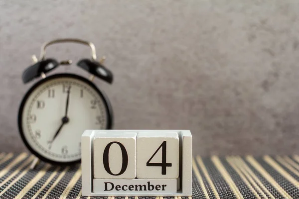 Δεκεμβρίου Ένα Ξύλινο Ημερολόγιο Δίπλα Ένα Ξυπνητήρι Ένα Σκοτεινό Τραπέζι — Φωτογραφία Αρχείου