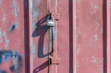 Kilitli metal bir kapının eski bir parçası, boşluğun bir kopyasıyla..