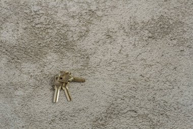 Dairenin üç anahtarı gri bir arka planda, boşluğun bir kopyasıyla birlikte..