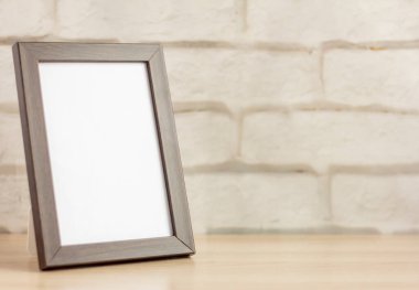 Masada ya da rafta, içinde yerin kopyası olan karanlık bir çerçevede boş bir fotoğraf çerçevesi..