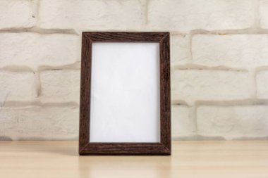 Masada ya da rafta, içinde yerin kopyası olan karanlık bir çerçevede boş bir fotoğraf çerçevesi..