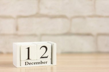 Tahta takvime göre 12 Aralık. Kış günü, metin için boş yer. Aralık ayı takvimi.