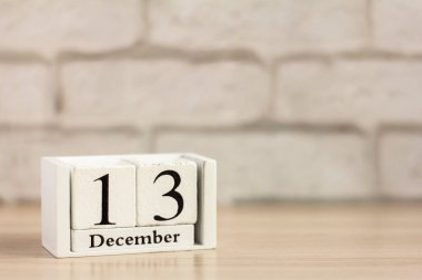 Ahşap takvime göre 13 Aralık. Kış günü, metin için boş yer. Aralık ayı takvimi.