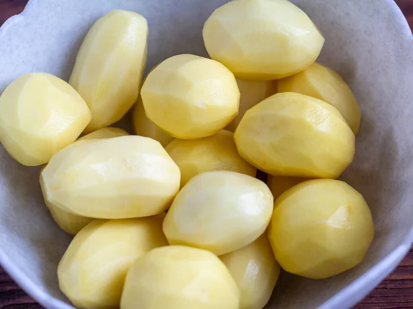 Pommes Terre Pelées Crues Dans Bol Sur Fond Bois Foncé — Photo