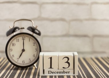 Masadaki beyaz tahta küplerden ve çalar saatten oluşan takvim, 13 Aralık 'ta avluda.