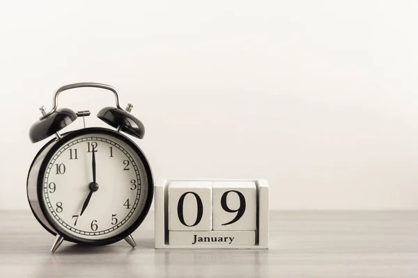 Ιανουαρίου Ένα Λευκό Ημερολόγιο Δίπλα Ένα Ρετρό Ξυπνητήρι Ένα Φως — Φωτογραφία Αρχείου