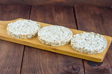 Pirinç kekleri. Eski ahşap arka planda birkaç pirinç keki..