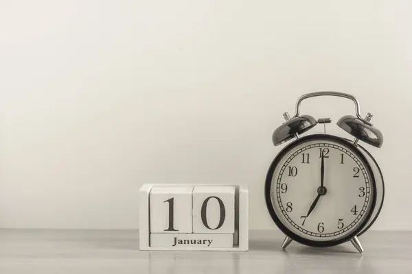 January White Calendar Next Retro Alarm Clock Light Background Calendar — Φωτογραφία Αρχείου