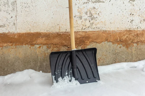 Una Pala Nera Con Manico Legno Rimozione Della Neve Poggia — Foto Stock