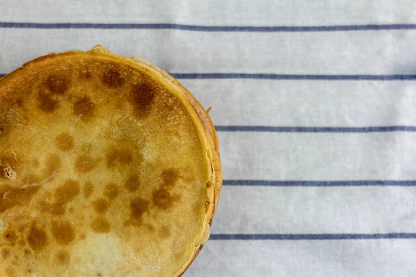 Russische Pfannkuchen Ein Stapel Russischer Dorfpfannkuchen Eine Kopie Des Raumes — Stockfoto