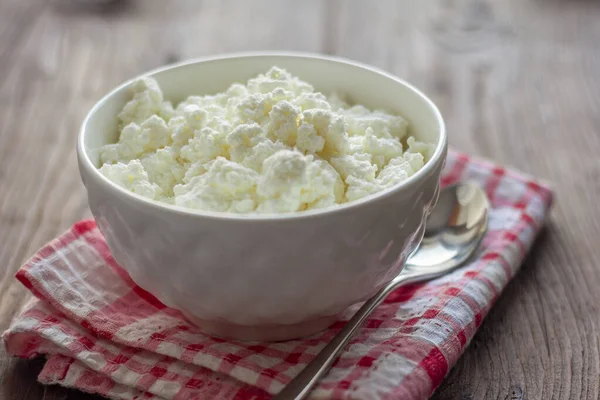 Hausgemachter Quark Einer Weißen Schüssel Auf Einem Hölzernen Hintergrund — Stockfoto