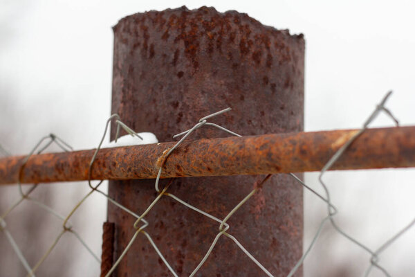 Крупный план на ржавом металлическом столбе ржавая стальная сетка цепи link.An старый забор.