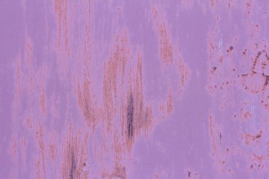 Paslı, pembe duvarlı, boyasından düşmüş, paslı bir arka planı var.