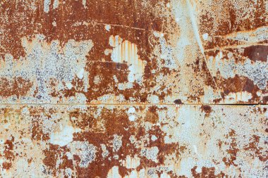 Beyaz paslanmış metal zemin. Paslı ve çizilmiş metal bir duvar. Paslı metal arka planda pas izleri var.