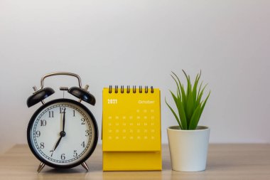 Ekim 2021 için yırtık takvim. Her tarihi planlamak, atamak, düzenlemek ve yönetmek için masaüstü takvimi