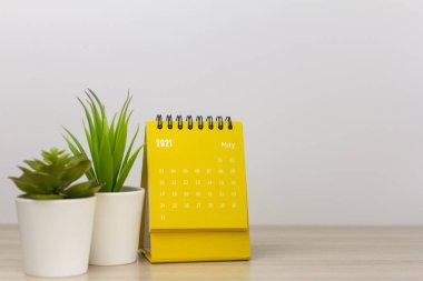Mayıs 2021 için masaüstü takvimi. Her tarihi planlamak, atamak, düzenlemek ve yönetmek için takvim ve saat