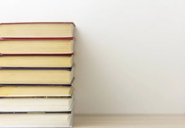 Bücher. Ein Stapel ordentlich gestapelter Bücher auf einem Tisch oder Regal mit einer Kopie des Raumes. — Stockfoto