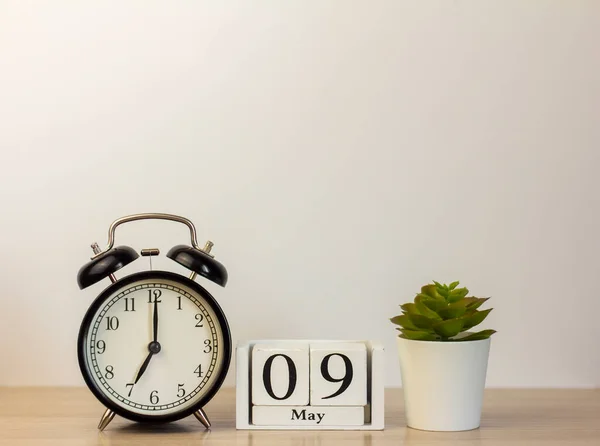 Μαΐου Σύμφωνα Ξύλινο Ημερολόγιο Ημερολόγιο Και Ξυπνητήρι Φόντο Φωτός Άνοιξη — Φωτογραφία Αρχείου