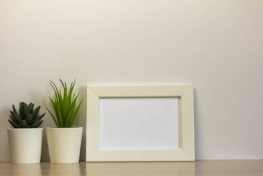 Boş bir resim çerçevesi bir tablo veya raf üzerinde boşluğun bir kopyası