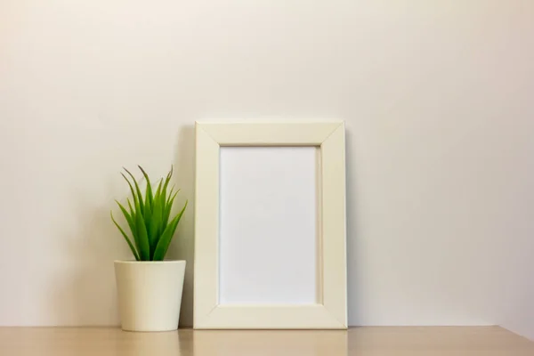 Marco Fotos Vacío Una Mesa Estante Con Una Copia Del —  Fotos de Stock