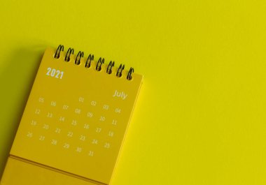 Temmuz 2021 için yırtık takvim. Her tarihi planlamak, atamak, düzenlemek ve yönetmek için masaüstü takvimi