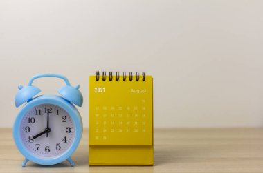 Ağustos 2021 için takvimi çevir. Her tarihi planlamak, atamak, düzenlemek ve yönetmek için masaüstü takvimi