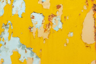 Paslanmış. Pas lekeli ve sarı boyadan düşmüş eski bir metal.