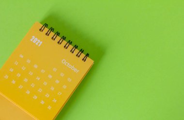 Ekim 2021 için yırtık takvim. Her tarihi planlamak ve yönetmek için masaüstü takvimi