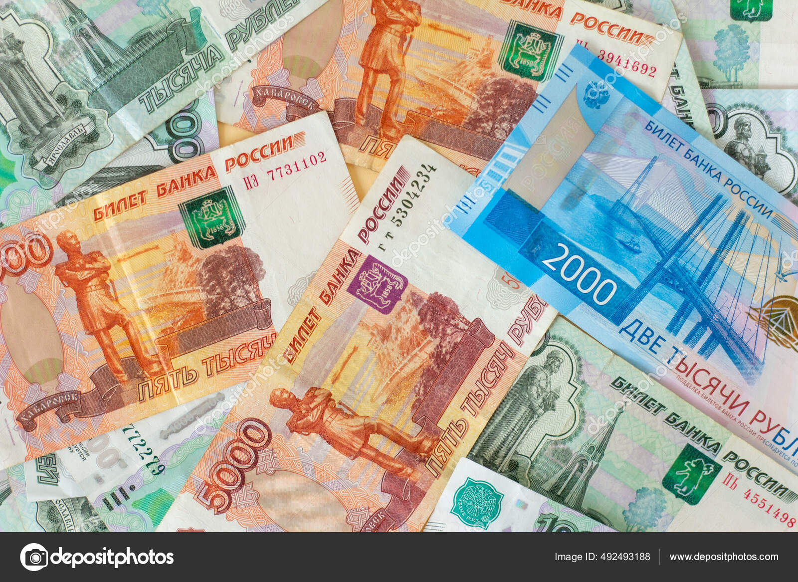 以俄罗斯卢布支付的钞票卢布是俄罗斯的货币俄罗斯元面额为1000 2000卢布和5000卢布—— 库存社论照片©  elenanikolaevakz@gmail.com #492493188
