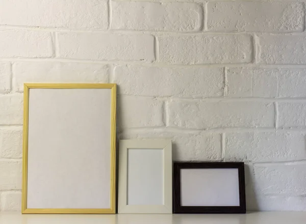 Una maqueta de un marco de madera para una foto o una imagen en una mesa con una copia del espacio.Estilo escandinavo. —  Fotos de Stock