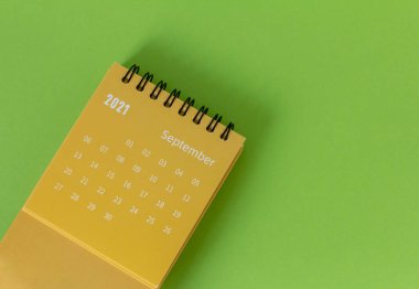 Eylül 2021 için yırtık takvim. Her tarihi planlamak ve yönetmek için bir masaüstü takvimi.