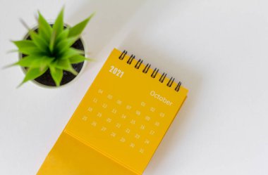 Ekim 2021 için yırtık takvim. Her tarihi planlamak ve yönetmek için masaüstü takvimi.