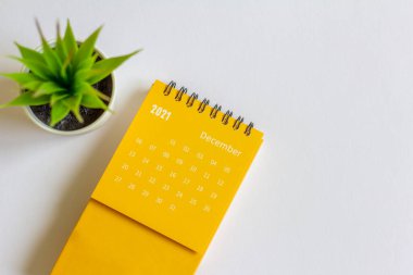 Aralık 2021 için yırtık takvim. Her tarihi planlamak ve yönetmek için masaüstü takvimi.