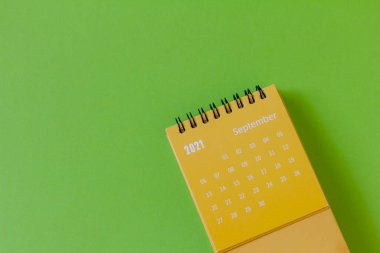 Eylül 2021 için yırtık takvim. Her tarihi planlamak ve yönetmek için bir masaüstü takvimi.