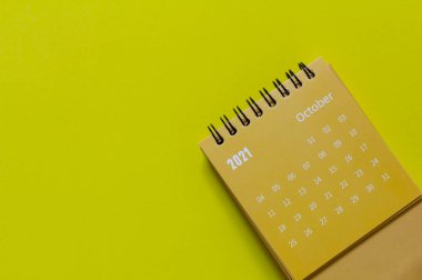 Ekim 2021 için yırtık takvim. Her tarihi planlamak ve yönetmek için masaüstü takvimi