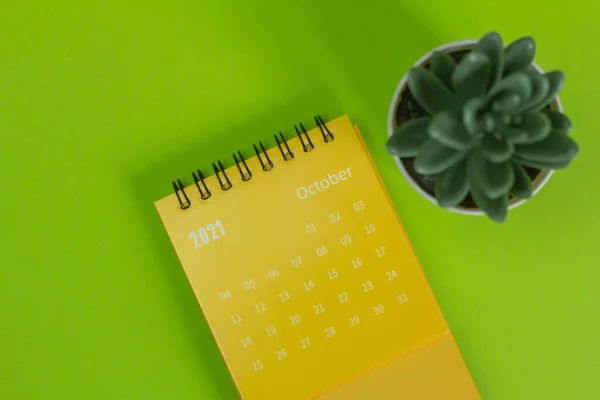 2021年10月の断裂シート付きカレンダー 各日付の計画 管理のためのデスクトップカレンダー — ストック写真