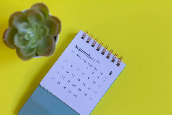2021年9月のテアオフカレンダー 各日付の計画と管理のためのデスクトップカレンダー — ストック写真