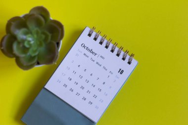 Ekim 2021 için yırtık dökümlü takvim. Her tarihi planlamak, düzenlemek ve yönetmek için bir masaüstü takvimi