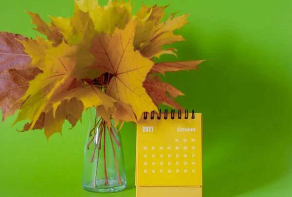 Calendário Rasgado Para Outubro 2021 Buquê Outono Folhas Bordo Brilhantes — Fotografia de Stock