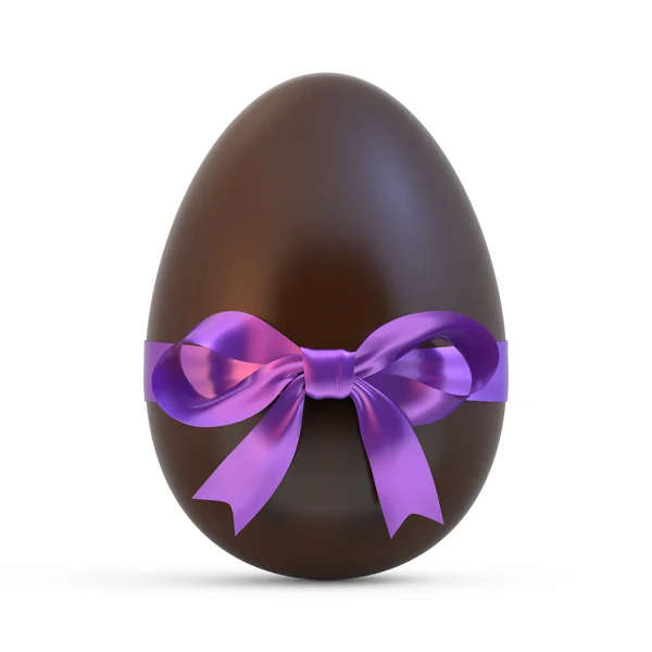 Uovo di Pasqua al cioccolato con nastro viola su sfondo bianco — Foto Stock