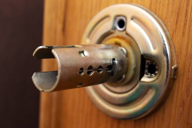 Kırık kapı kolu. Parçalanmış bir kapı tokmağını kapat.